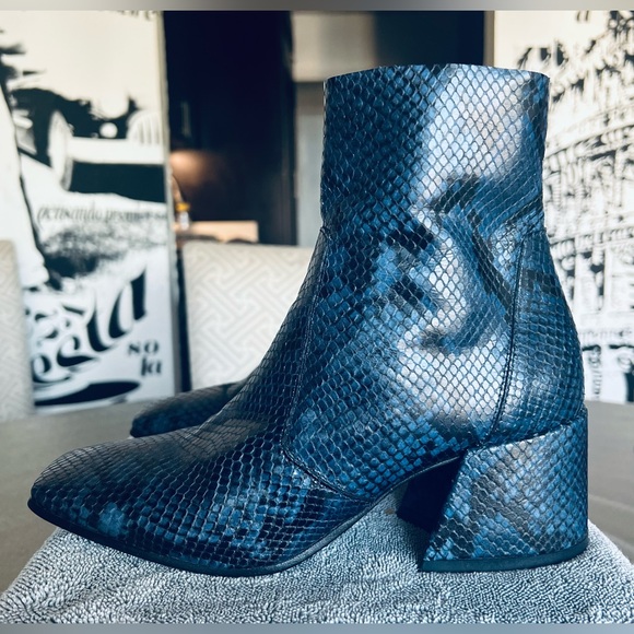 Blue and black snakeskin ankle boots - Picture 3 of 10